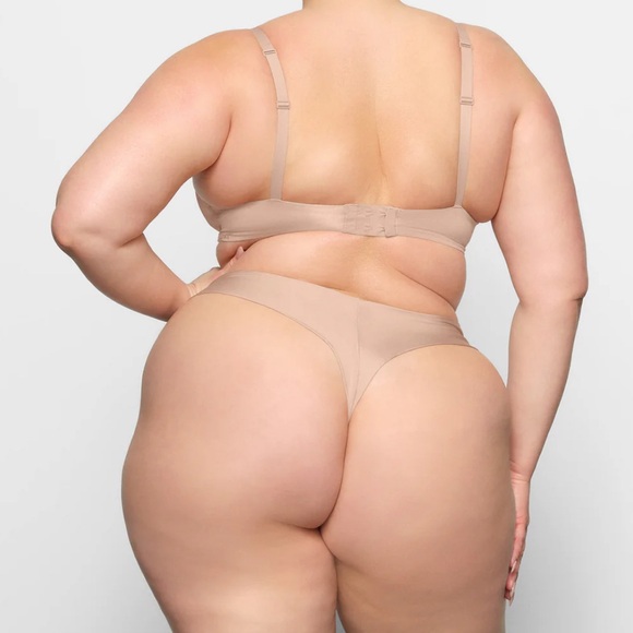 SKIMS Wireless form lightly lined bra 32C - Picture 3 of 9